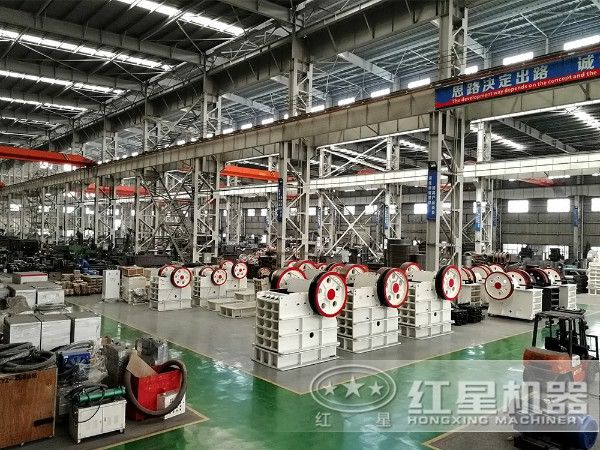 時產(chǎn)50噸，出料0.2-0.3mm的大理石制砂機車間一角