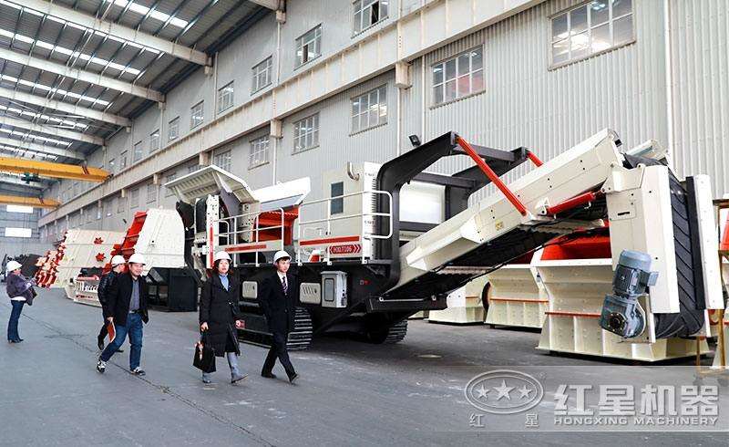 河南鄭州移動(dòng)式粉碎機(jī)廠家，用戶參觀車(chē)間