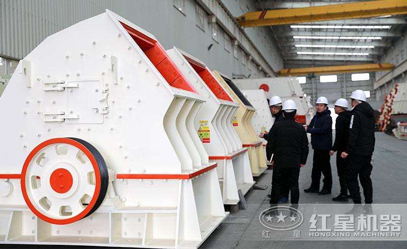 大型錘破機(jī)展示，客戶參觀現(xiàn)場