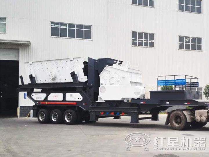 反擊破移動(dòng)破碎機(jī)、二段破碎粒度均勻，產(chǎn)量高