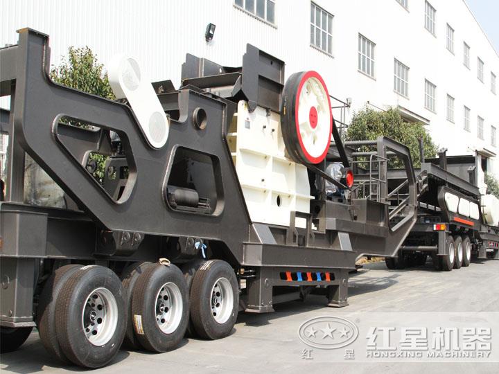鄂破移動(dòng)破碎機(jī)，為粗碎而生，破碎比大，使用壽命長(zhǎng)
