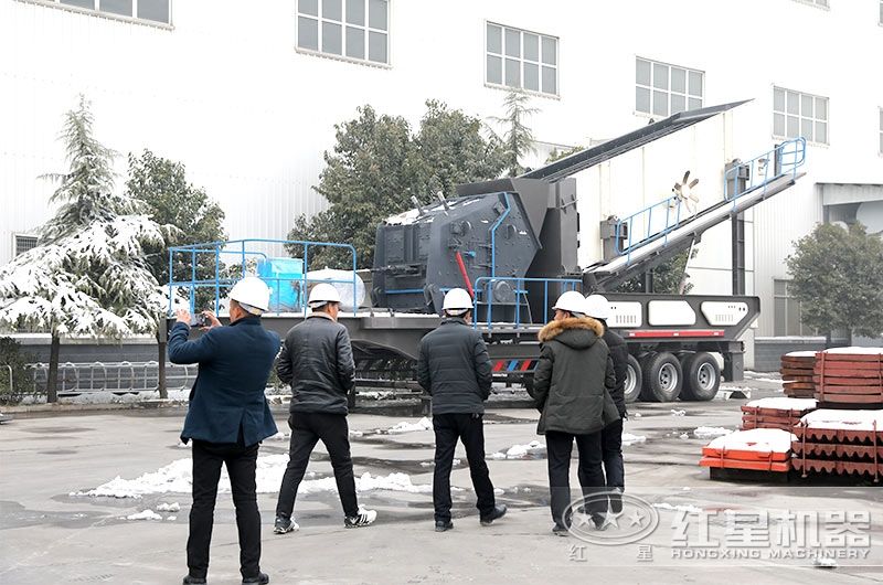 車載流動碎石機(jī)廠家價(jià)格實(shí)惠，客戶現(xiàn)場參觀