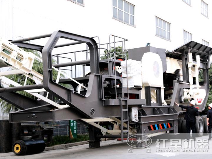 輪胎移動(dòng)破碎站配鄂式破碎機(jī)，時(shí)產(chǎn)50-500t/h