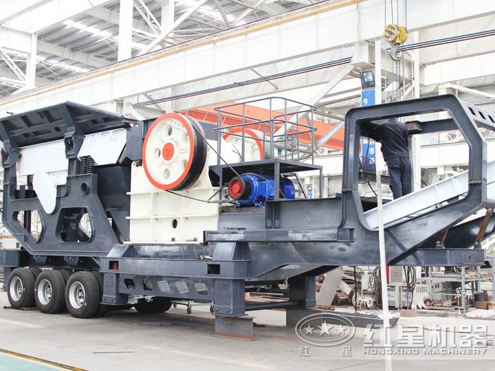 小型移動顎式破碎車集給料、破碎、傳輸為一體