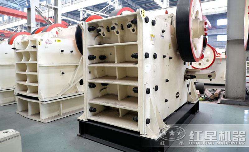 鄂式破碎機，優(yōu)質(zhì)鋼板鑄成，使用壽命長 style=width:720px; 