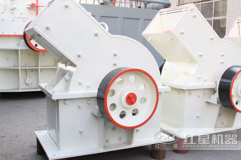 錘式破碎機(jī)占地面積小，方便移動(dòng)