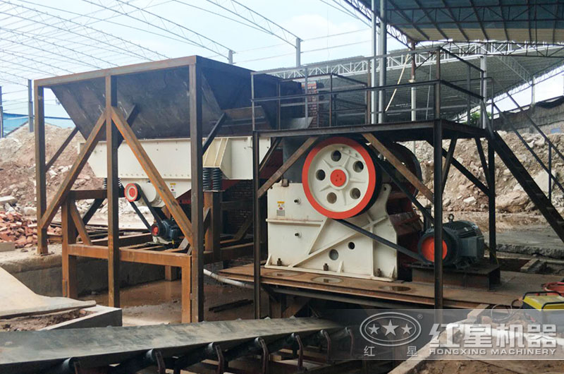 顎式破碎機(jī)工作實拍圖